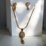 SK-Jewellers Golden Glamour Fashion Pendant Set – Elegant Necklace and Earrings Set in 18K Gold Plated Sterling Silver for Special Occasions